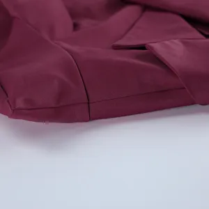 Primo piano dettagliato della giacca blazer da donna con texture in tessuto e bavero.
