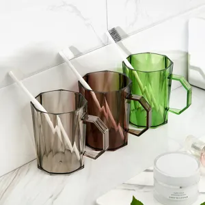 Huishoudelijke multifunctionele plastic mondwaterbekers met tandenborstels eenvoudige set.