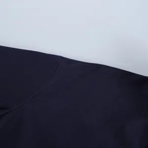 Gedetailleerd overzicht van de donkerblauwe casual jas schouder en mouw naden met stiksels.