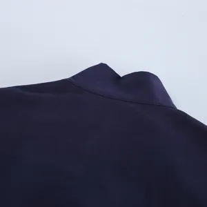 Donkerblauwe opstaande kraag jas detailweergave, minimalistische casual dagelijkse look.