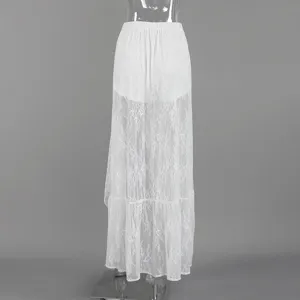 Gonna lunga trasparente in pizzo bianco con design a volants spaccati, elegante moda femminile.