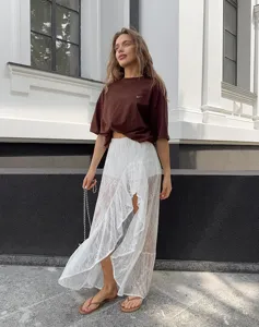Gonna midi trasparente in pizzo stile europeo da donna abbinata a t-shirt marrone.