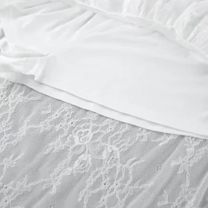 Dettaglio gonna midi in pizzo bianco, tessuto trasparente e design con volant.