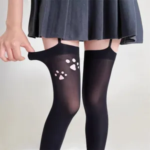 Dettaglio di calze alte fino alla coscia nere con stampe di zampe di gatto rosa ed elasticità.