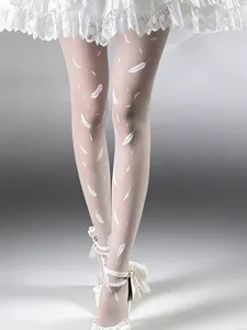Dettaglio ravvicinato del collant Lolita bianco con eleganti stampe di piume delicate.