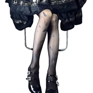 Collant trasparenti Lolita con stampa di piume bianche e scarpe Mary Jane nere.