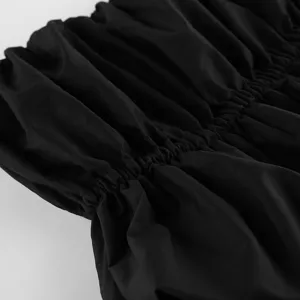 Nahaufnahme des schwarzen trägerlosen Oberteils mit feinem gerafften und elastischen Design.