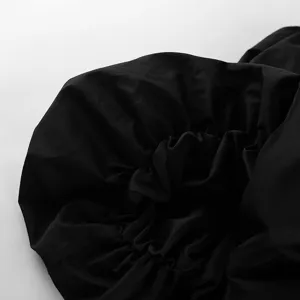 Detail des schwarzen gerafften Bustier-Tops mit exquisiter Stoffstruktur und hochwertiger Elastizität.