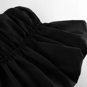 Schwarzes trägerloses Oberteil im Detail, geraffte Textur, stylisches Damen Sommerkleidungsstück.