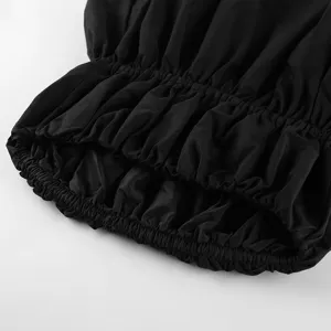 Schwarzes gesmoktes Top Detail, elastisches Falten-Design fuer modische Sommerbekleidung.