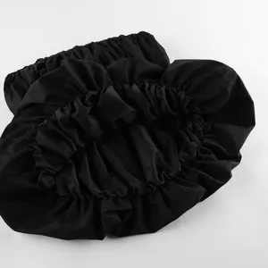 Schwarzes gerafftes Bandeau-Top im Detail, schickes elastisches Design für Sommertrends.