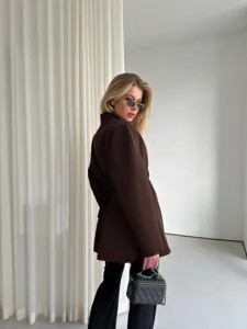 Elegant brown women's blazer featuring a waist-cinching V-neck design for autumn commuting style.
