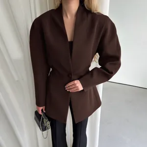 Stylish brown V-neck women blazer with waist cinch for elegant autumn commuting look.