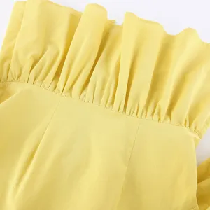 Sommer Damen gelbes gerüschtes Oberteil Detailaufnahme, elegantes Plissee Design Textil.