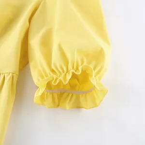 Gelbes Damenoberteil Puffärmel Detail, elastischer Rüschenbündchen Stoff Nahaufnahme.