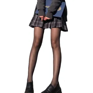 Collants noirs transparents pour femmes, bas fins sexy assortis avec jupe plissée.