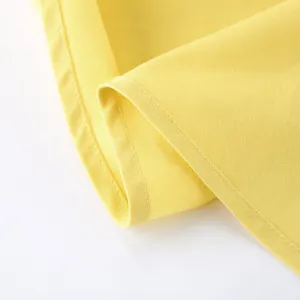 Detailaufnahme des hellgelben glatten Stoffsaums, saubere Nähte und feine Textur.