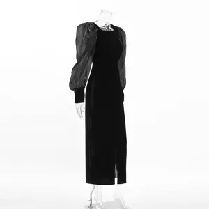 Elegante vestido midi de terciopelo negro con cuello cuadrado y manga abullonada
