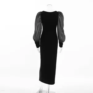 Vestido negro de terciopelo con cuello cuadrado y mangas abullonadas detalle, vista trasera.