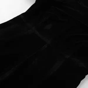 Detalle de vestido ajustado de terciopelo coreano negro, textura suave y elegante.