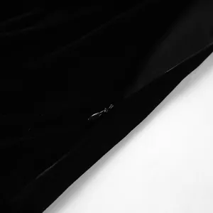 Primer plano de la cremallera del vestido de terciopelo negro, textura suave metal.