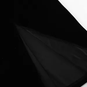 Primer plano de la abertura de un vestido de terciopelo negro mostrando costuras y textura suave.