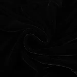 Primer plano detallado de tela de terciopelo coreano negro, textura suave con brillo elegante.