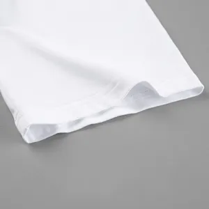 Λεπτομέρεια μανσέτας λευκού πλεκτού t-shirt, καθαρές ραφές, premium υφή, casual.