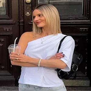 Λευκό ασύμμετρο γυναικείο κοντομάνικο μπλουζάκι, γαλλικό στιλ, κομψό καλοκαιρινό τοπ.