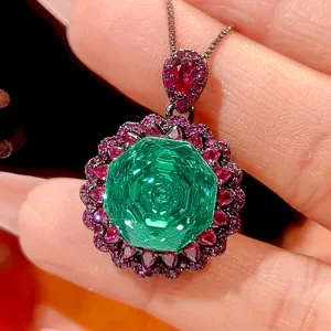 Atemberaubender grüner Edelstein Anhänger mit roten Kristallen und eleganter schwarzer Kette