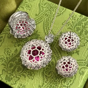 Detailaufnahme des exquisiten rosa Edelstein-Schmucksets mit filigraner Silberfassung auf grüner Box.