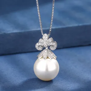 Primo piano dettagliato di elegante collana con ciondolo di perla e zirconi lucidi.