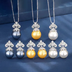 Elegante set di collana e orecchini di perle con montature in zircone e tre colori.