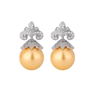 Eleganti orecchini di perle dorate con corona in cristallo per abbigliamento da sera di lusso.