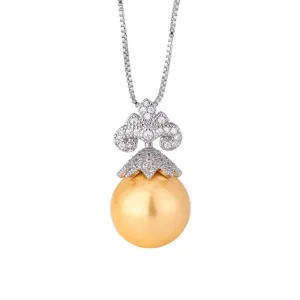 Elegante collana di perle dorate con ciondolo a corona pavé scintillante vista principale