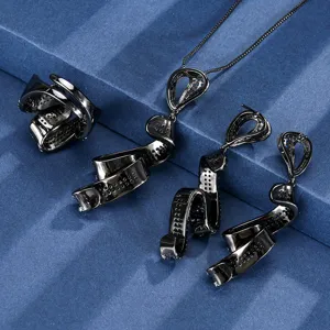 Vue détaillée d'un ensemble de bijoux en or noir au design élégant de vagues avec des pierres bleues.
