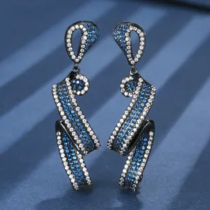 Élégantes boucles d'oreilles pendantes pavées de zirconias bleus et blancs scintillants.
