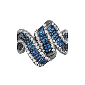 Gros plan de la bague vague plaquée or noir pavée de zircons cubiques bleus et blancs brillants.