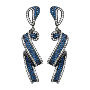 Magnifiques boucles d'oreilles pendantes en or noir avec zircons bleus et blancs gros plan.