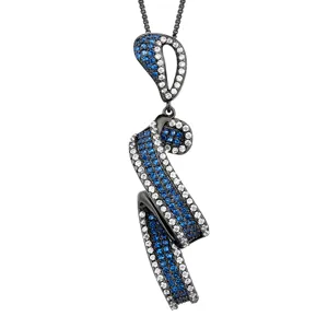 Détail du collier pendentif ruban élégant en or noir pavé de cristaux bleus et blancs