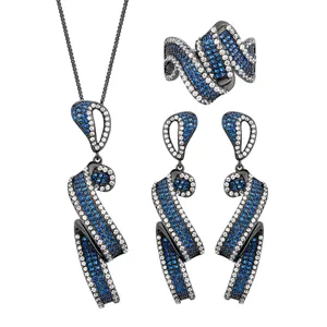 Splendide parure de bijoux en métal noir avec pierres bleues et blanches, collier et boucles.