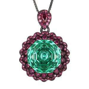 Luxuriöse Halskette mit schwarzem Gold, grünem Edelstein und funkelnden rosa Steinen.