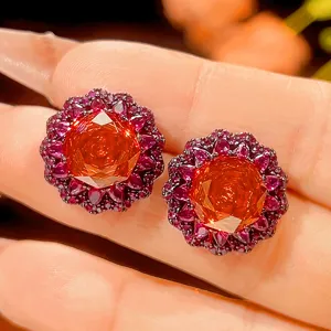 Wunderschöne orange Zirkonia Blumenohrringe mit dunklem Gold und Rubinen, Detailaufnahme