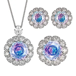 Exquisites Farbstein Schmuckset mit Halskette Ohrringen und Ring im funkelnden Diamantdesign.