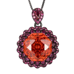 Detailaufnahme einer auffälligen schwarzen Goldkette mit einem großen orangen Edelstein.