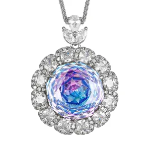 Detailansicht des Farbverlauf Edelstein Blumenkettenanhängers mit glitzernden Zirkoniasteinen.