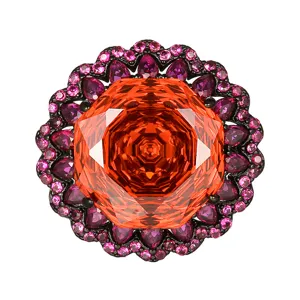 Detaillierte Ansicht des edlen schwarzen Zirkonrings in Orange mit funkelndem pinken Steinhalo.