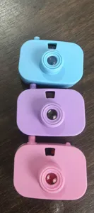 Juguete collar cámara proyección niños, vista detallada del cuerpo de la cámara colorida.