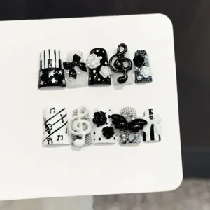 Schwarz-weiße künstliche Nägel mit Klaviertasten, Noten und floralen 3D-Designs für den Alltag.