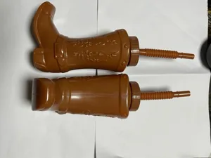 Plastik Cowboy Stiefel Becher mit Strohhalm und Deckel, ideal für Western Party und Rodeo Zubehör.